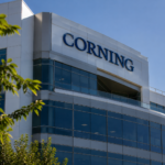 Corning stock drops after soft earnings guidance: buy the dip?